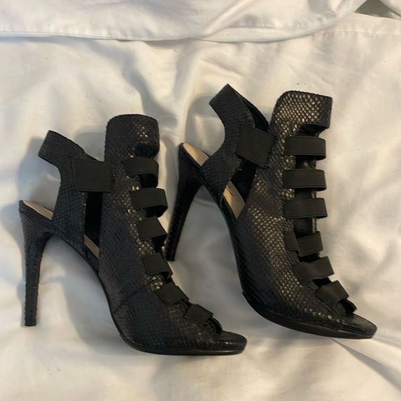 Authentic Guess Python Embossed Caged Pumps size 9 1/2 - Picture 1 of 11